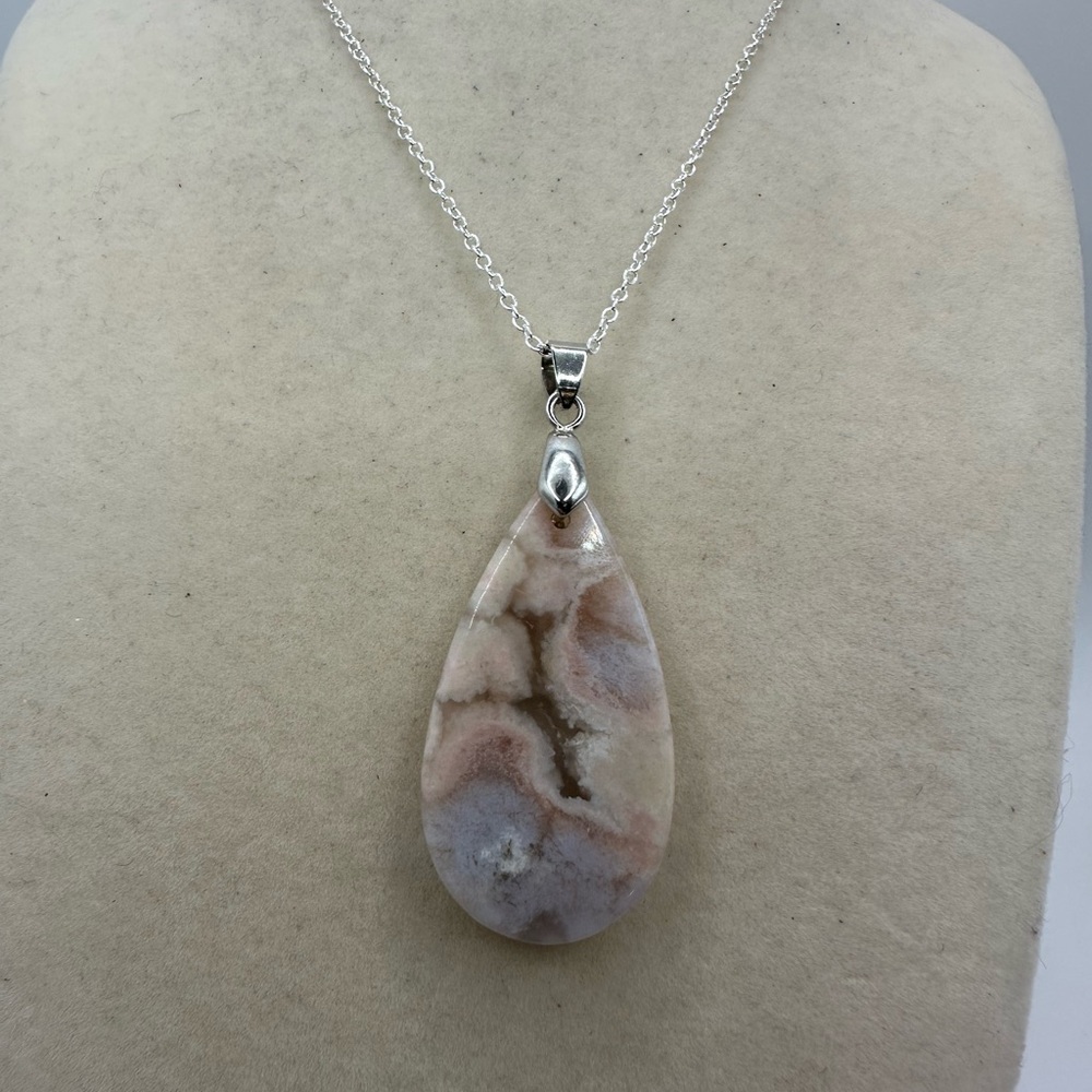 Beautiful Flower Agate Teardrop Pendant Necklace on Silver Box Chain - Picture 4 of 9